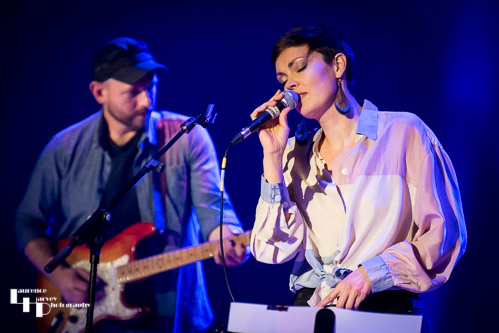 Jana Varga on vocals, Carter Arrington on guitar