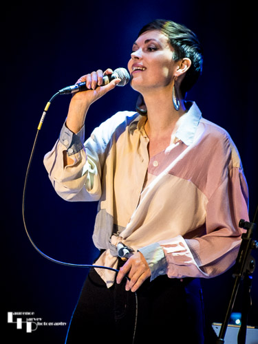 Jana Varga on vocals