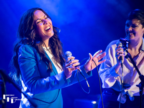 Mim Grey on vocals