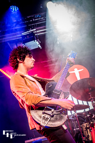 Joe Kavaney on lead guitar & backing vocals