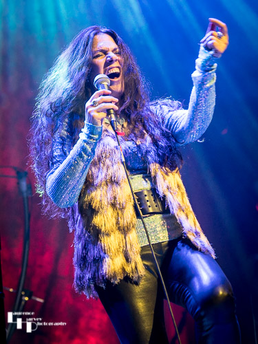 Sari Schorr on vocals