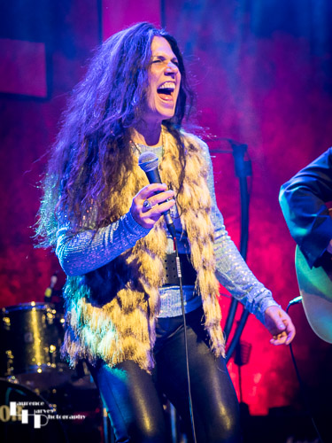Sari Schorr on vocals
