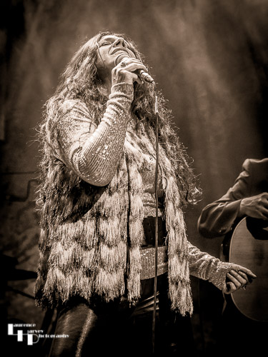 Sari Schorr on vocals