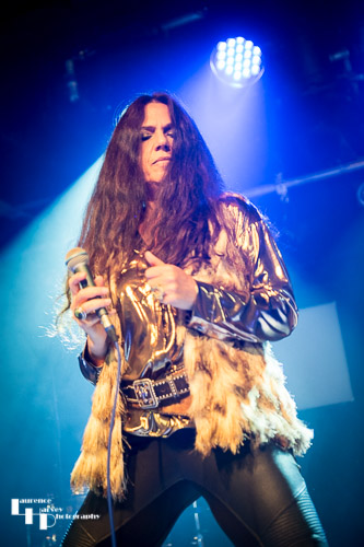 Sari Schorr on vocals