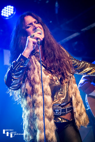 Sari Schorr on vocals