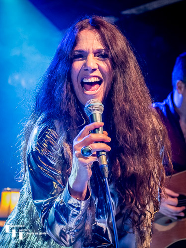 Sari Schorr on vocals