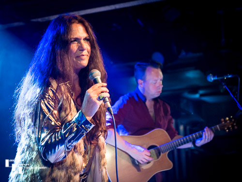 Sari Schorr on vocals