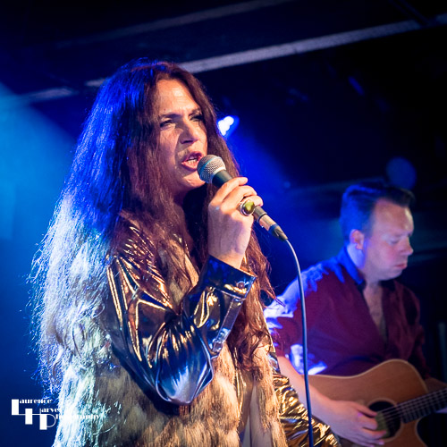 Sari Schorr on vocals