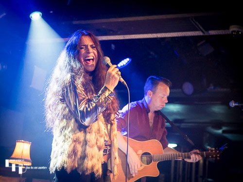 Sari Schorr on vocals