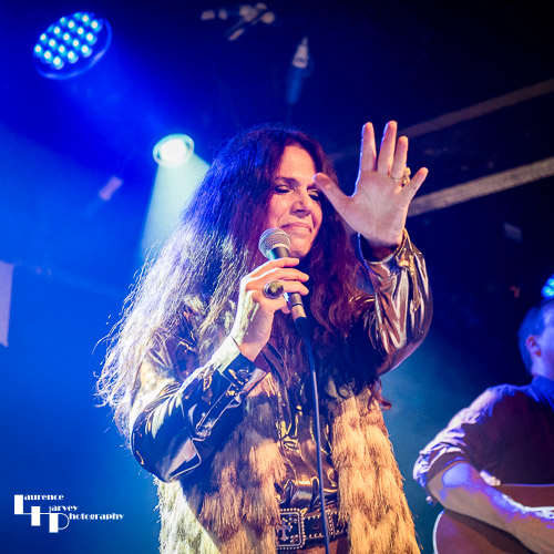 Sari Schorr on vocals