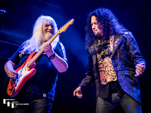Andy Scott on guitar, Paul Manzi on vocals