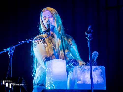 Amalie Holt Kleive on vocals & ice percussion