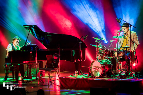 Martyn Jaques on vocals & piano, Budi Butenop on drums