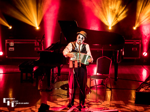 Martyn Jaques on vocals & accordion