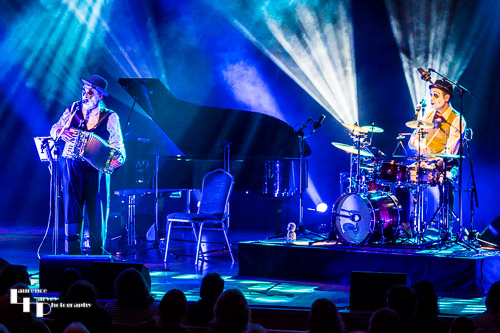 Martyn Jaques on vocals & accordion, Budi Butenop on drums