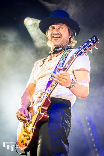 Nalle Colt on guitar