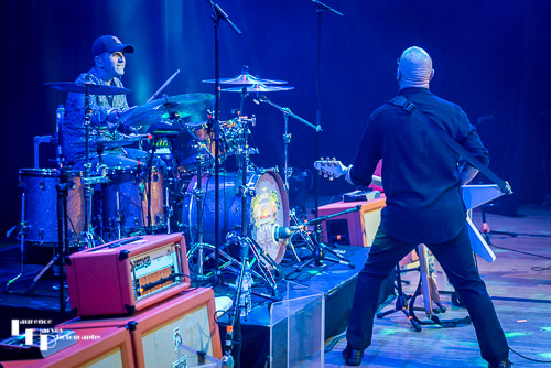 Andy Powell on guitar & Mike Truscott on drums