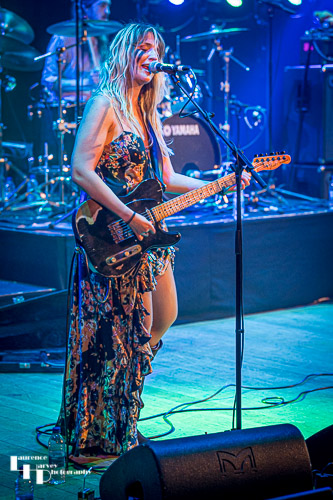 MuddiBrooke: 'Brooke' Harriet McDonnell on vocals & guitar