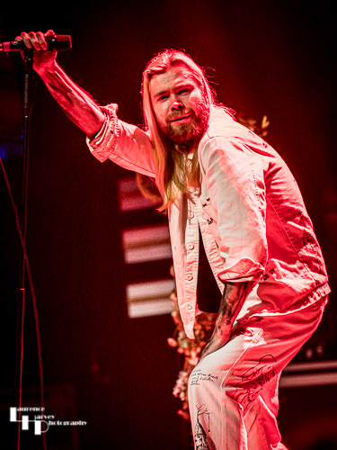 Leon Hunter on vocals