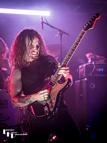 Oli Brown & The Dead Collective: Oli Brown on vocals & guitar