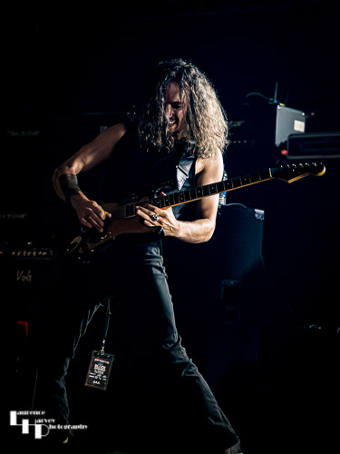 Oli Brown & The Dead Collective: Oli Brown on vocals & guitar