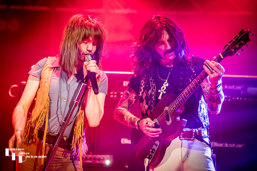 Silveroller: Jonnie Hodson on vocals, Joey Smith on guitar