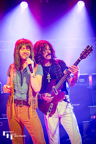Silveroller: Jonnie Hodson on vocals, Joey Smith on guitar