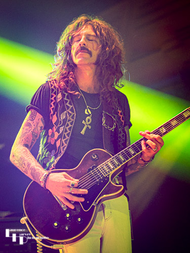 Silveroller: Joey Smith on guitar