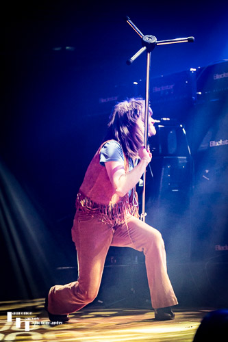 Silveroller: Jonnie Hodson on vocals