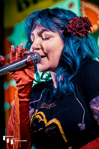 Greta Valenti on vocals