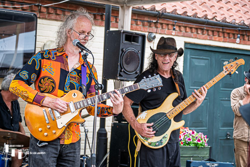 Andy Broad on vocals & guitar, Simon Tufnail on bass