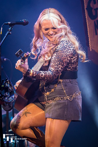 Georgia Nevada on vocals & guitar