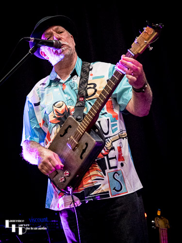 Rob Sands on guitar & vocals