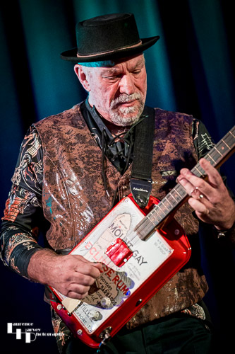 Rob Sands on guitar