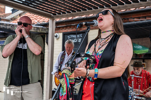 Hugh Evans on vocals & harp, Gemma Elmes on vocals