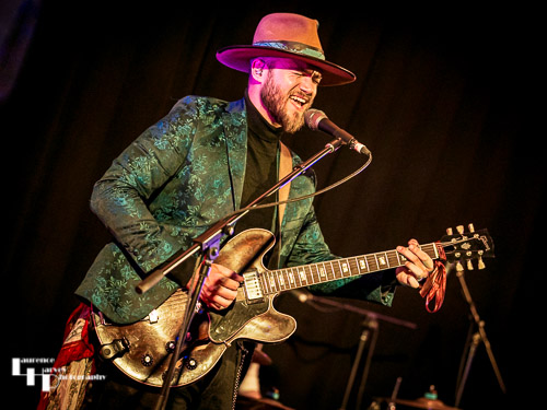Thomas Heppell on vocals & guitar