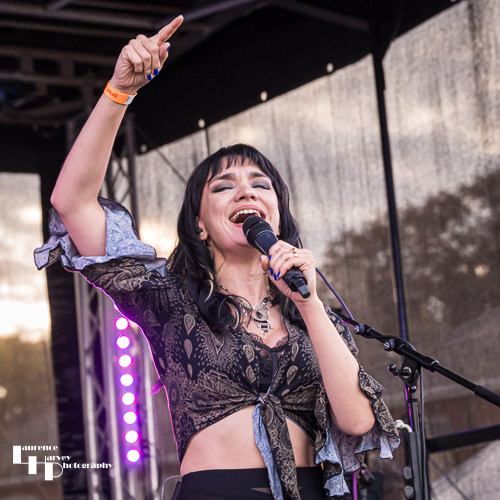 Grace Bond on vocals
