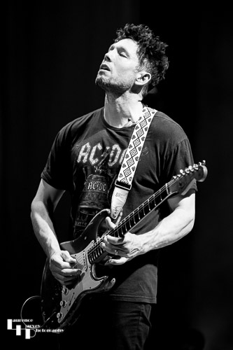 Aynsley Lister on vocals & guitar