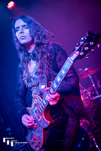 Ally Venable on vocals & guitar
