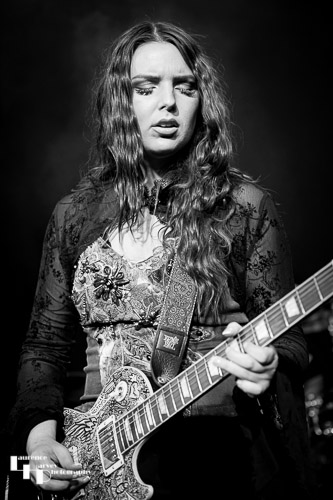 Ally Venable on vocals & guitar