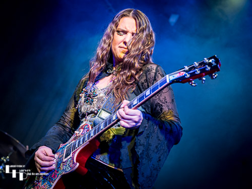 Ally Venable on vocals & guitar
