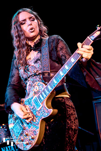 Ally Venable on vocals & guitar