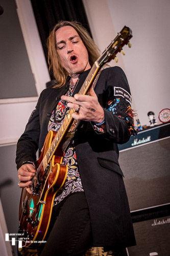 Neil Murdoch on guitar & vocals