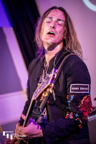Neil Murdoch on guitar & vocals