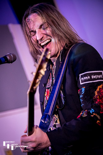 Neil Murdoch on guitar & vocals