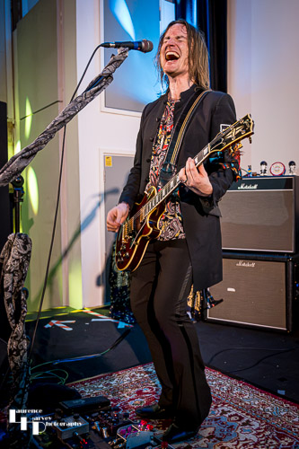 Neil Murdoch on guitar & vocals