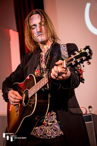 Neil Murdoch on guitar & vocals