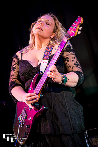 Chantel McGregor on vocals & guitar