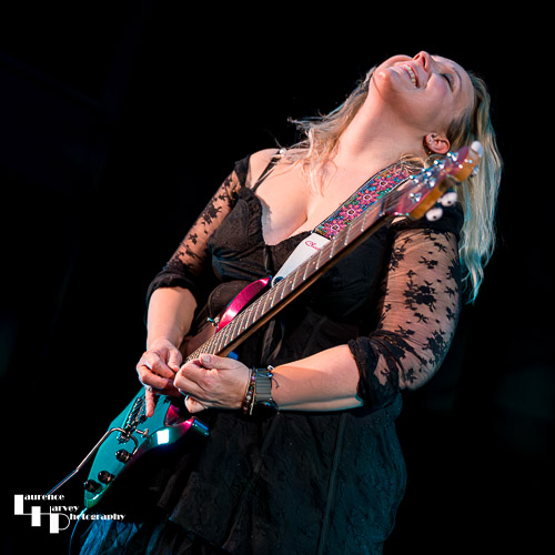 Chantel McGregor on vocals & guitar