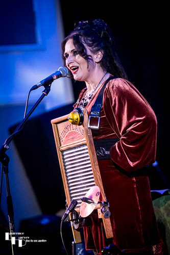 Jo Carley on vocals & washboard